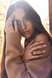 Bague ajustable dorée Dodi aventurine bleue ornée d'une pierre naturelle - Bijou porté