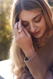 Bague ajustable dorée Dodi quartz rose ornée d'une pierre naturelle - Bijou porté