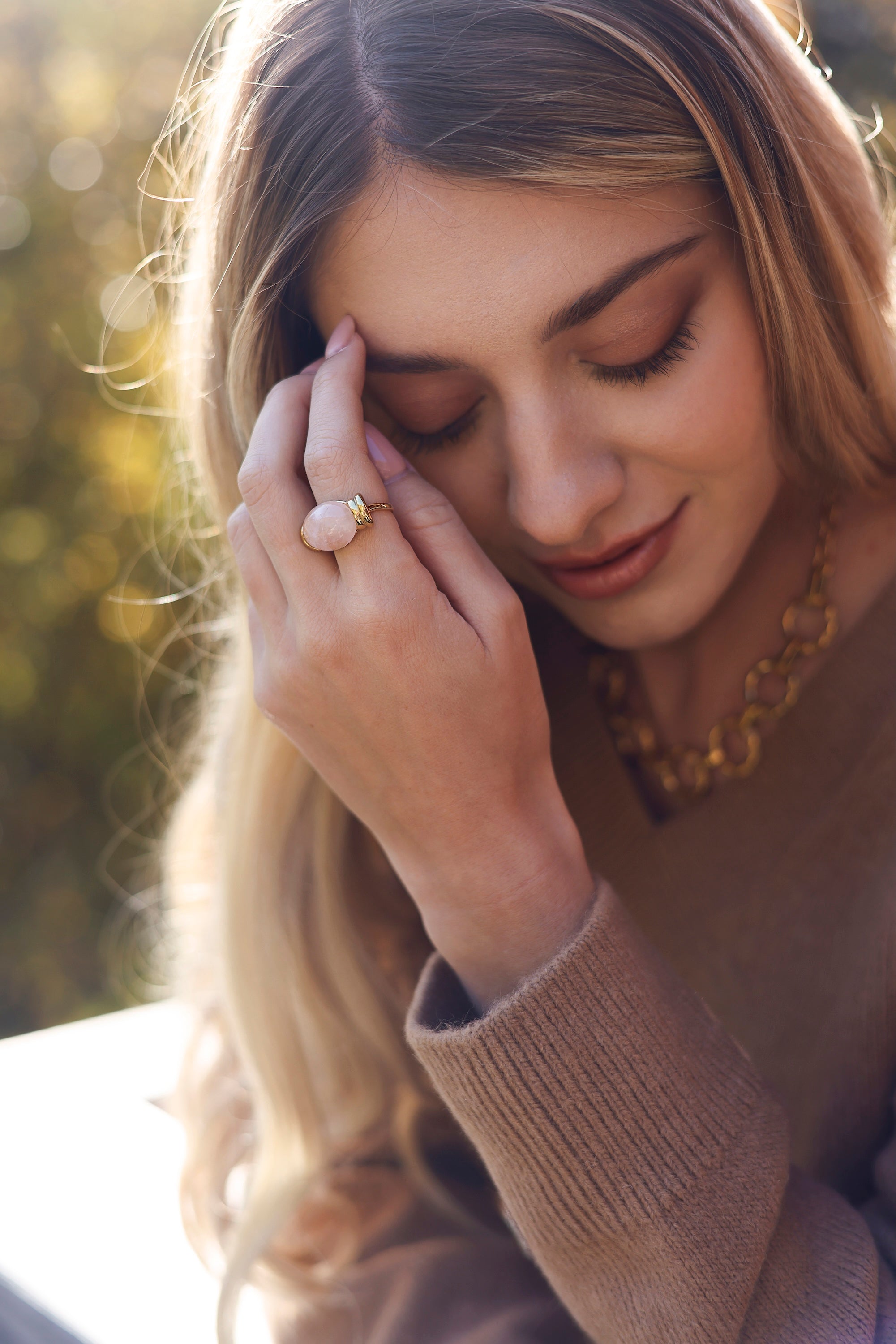 Bague ajustable dorée Dodi quartz rose ornée d'une pierre naturelle - Bijou porté