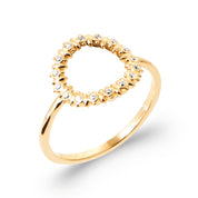 Bague dorée Enora au design circulaire sertie de zircons - Bijou photographié sur fond blanc