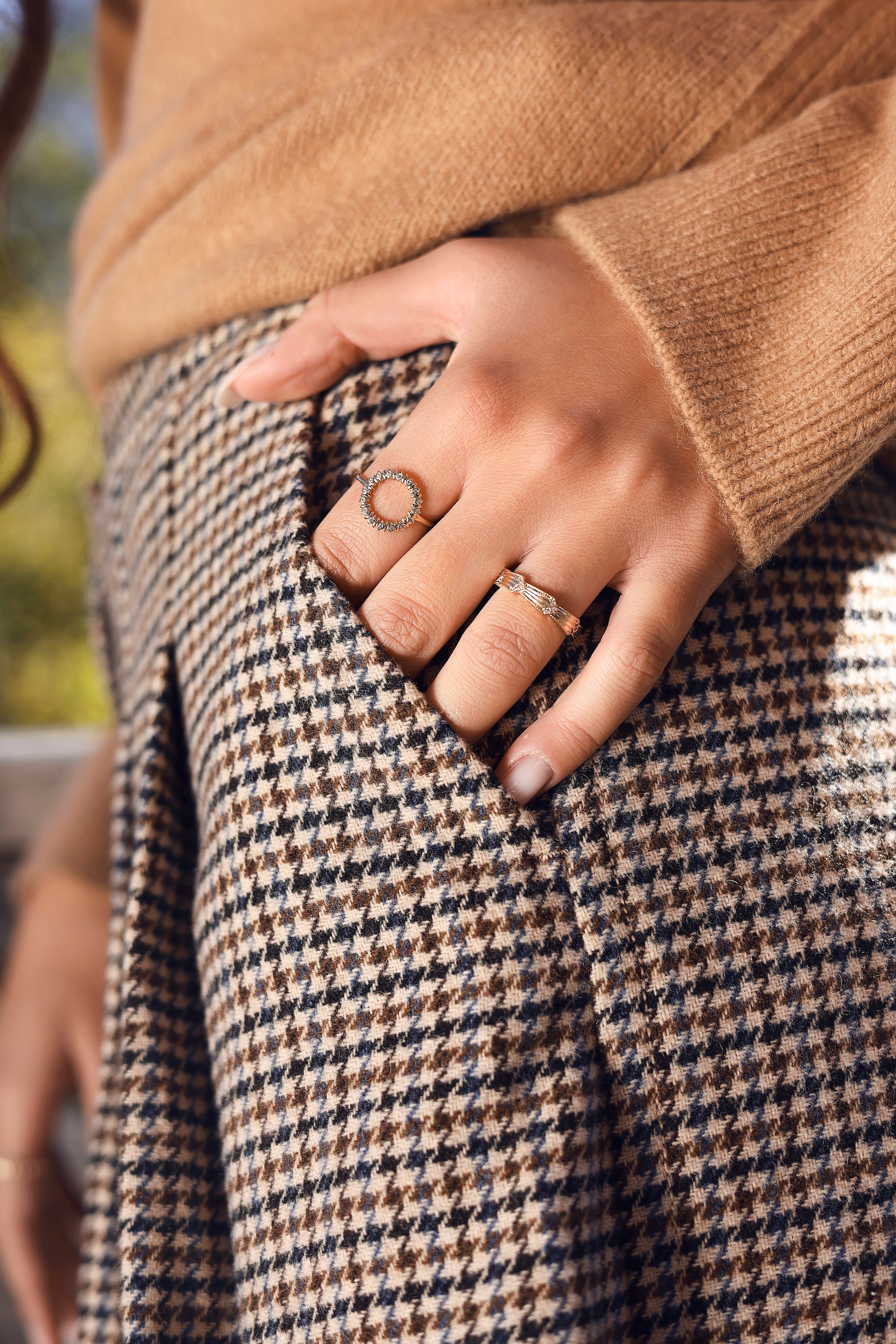 Bague dorée Enora au design circulaire sertie de zircons - Bijou porté