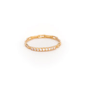 Bague dorée Erika zircons et maille fine - Bijou photographié sur fond blanc