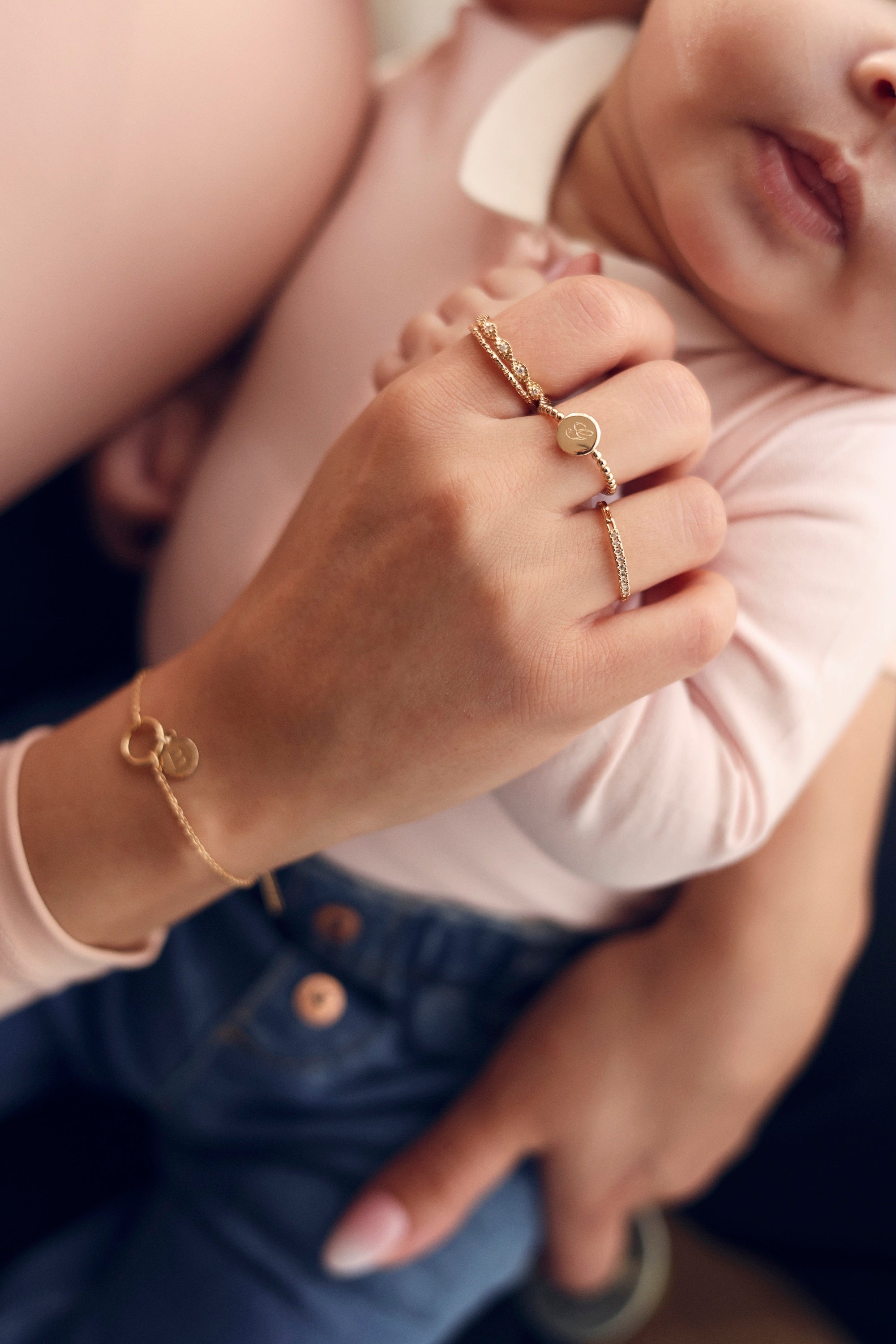 Bague dorée Erika zircons et maille fine - Bijou porté