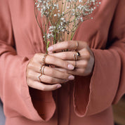 Bague dorée Erika zircons et maille fine - Bijou porté