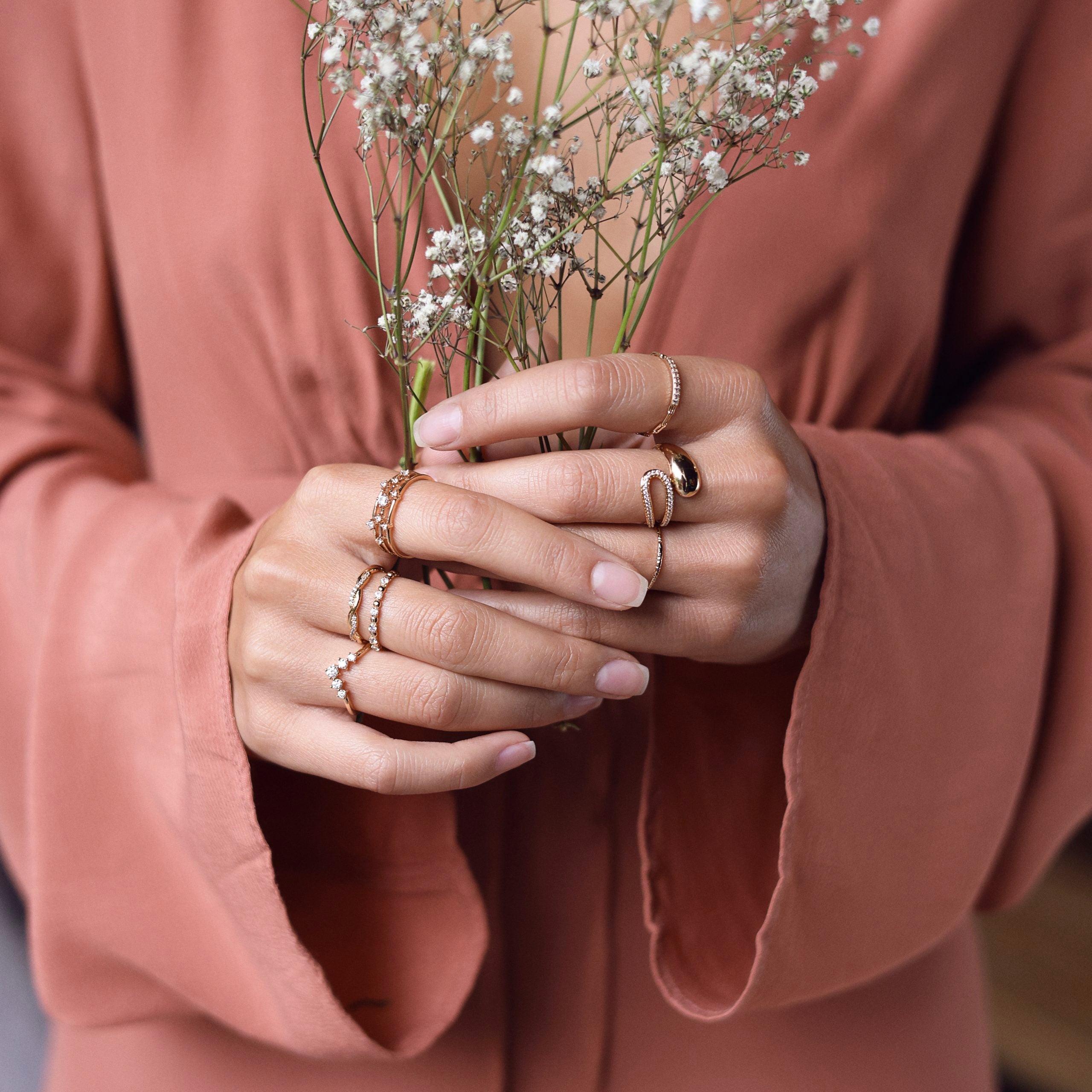 Bague dorée Erika zircons et maille fine - Bijou porté