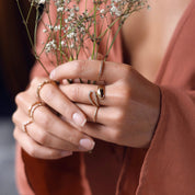 Bague dorée Erika zircons et maille fine - Bijou porté