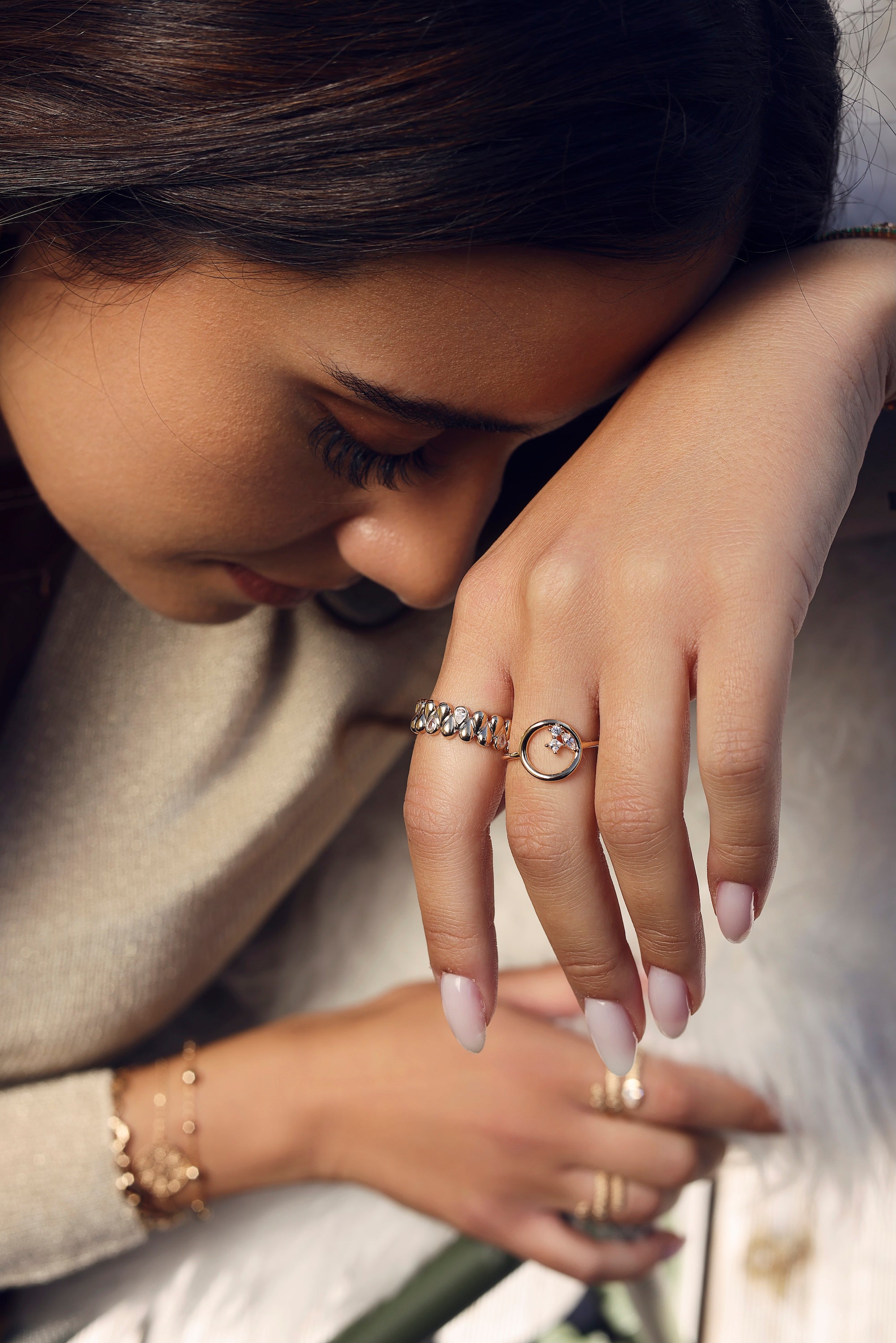 Bague dorée Estelle au design multi-gouttes sertie de zircons - Bijou porté