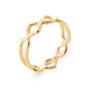 Bague dorée Francesca formes géométriques martelées - Bijou photographié sur fond blanc