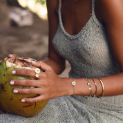 Bague dorée Gina double fleur avec pierre agate verte - Bijou porté