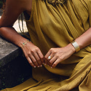Bague dorée épaisse Ida nacre ornée d'une pierre ovale en nacre - Bijou porté