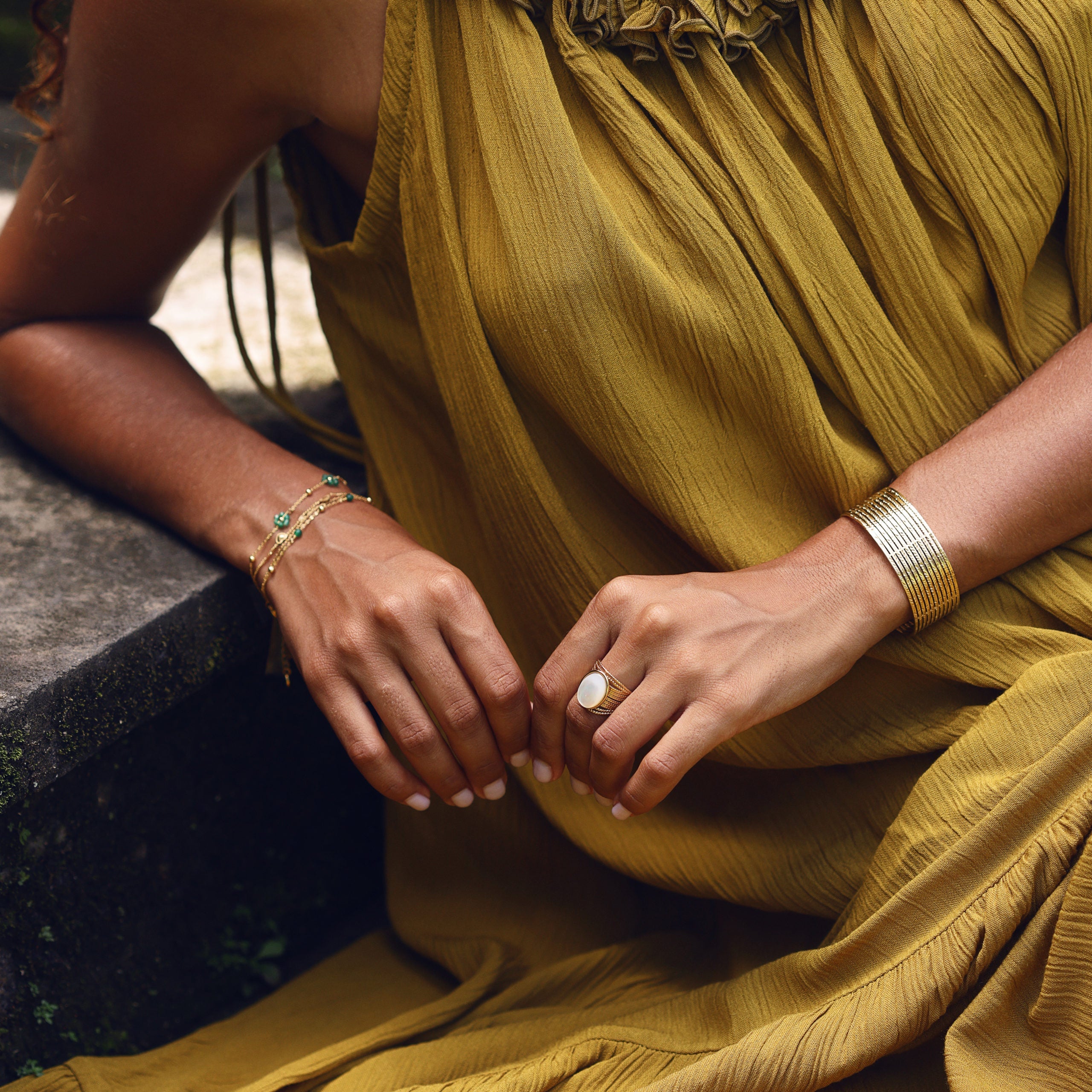Bague dorée épaisse Ida nacre ornée d'une pierre ovale en nacre - Bijou porté