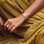 Bague dorée épaisse Ida nacre ornée d'une pierre ovale en nacre - Bijou porté