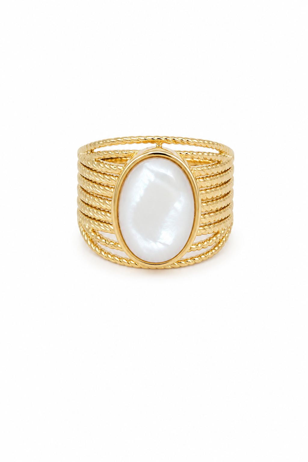 Bague dorée épaisse Ida nacre ornée d'une pierre ovale en nacre - Bijou sur fond blanc