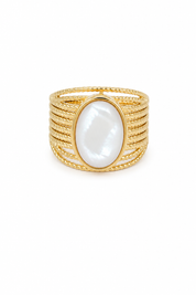 Bague dorée épaisse Ida nacre ornée d'une pierre ovale en nacre - Bijou sur fond blanc