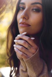 Bague ajustable dorée Indie effet multiples anneaux ornée de petites pastilles - Bijou  porté