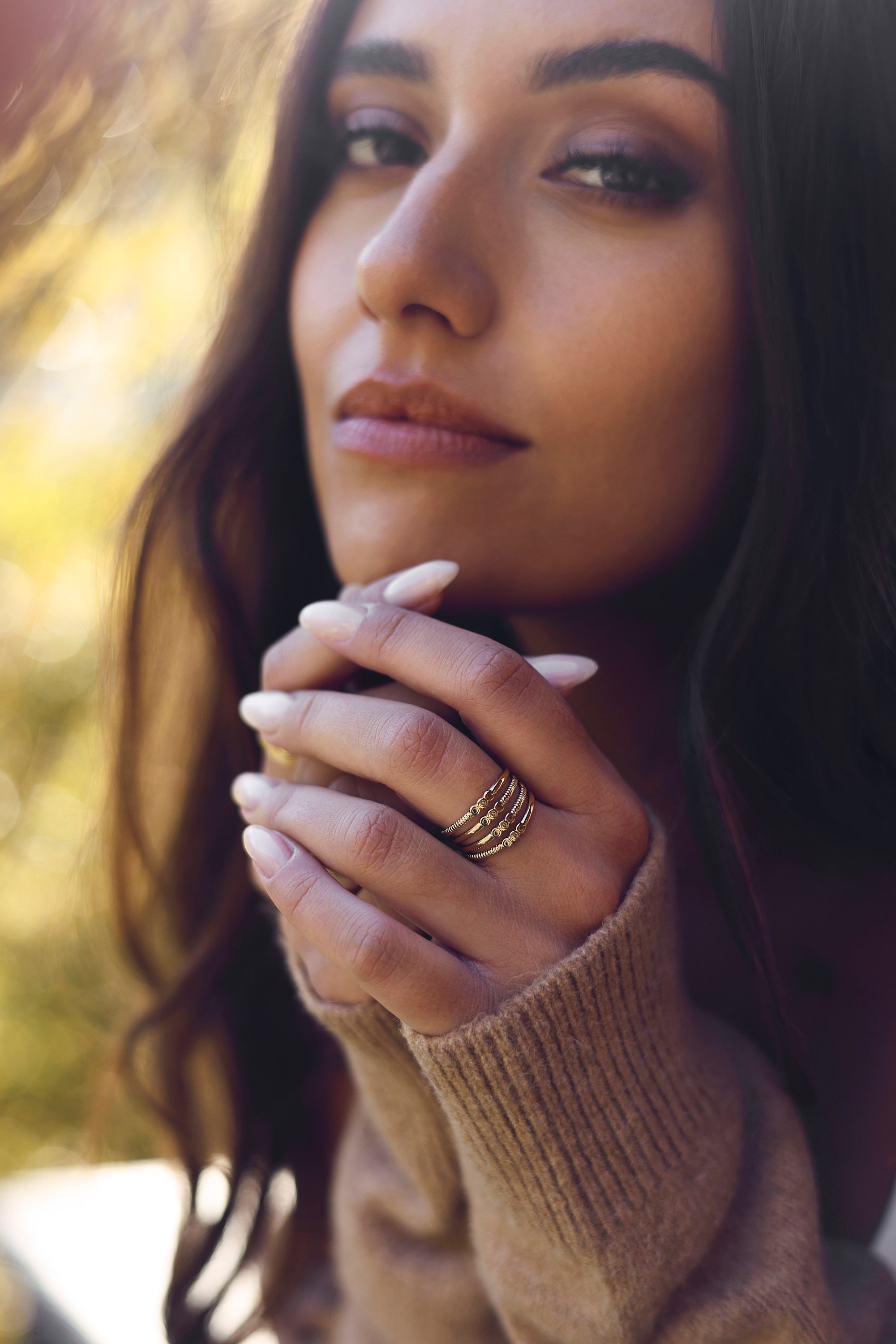 Bague ajustable dorée Indie effet multiples anneaux ornée de petites pastilles - Bijou  porté