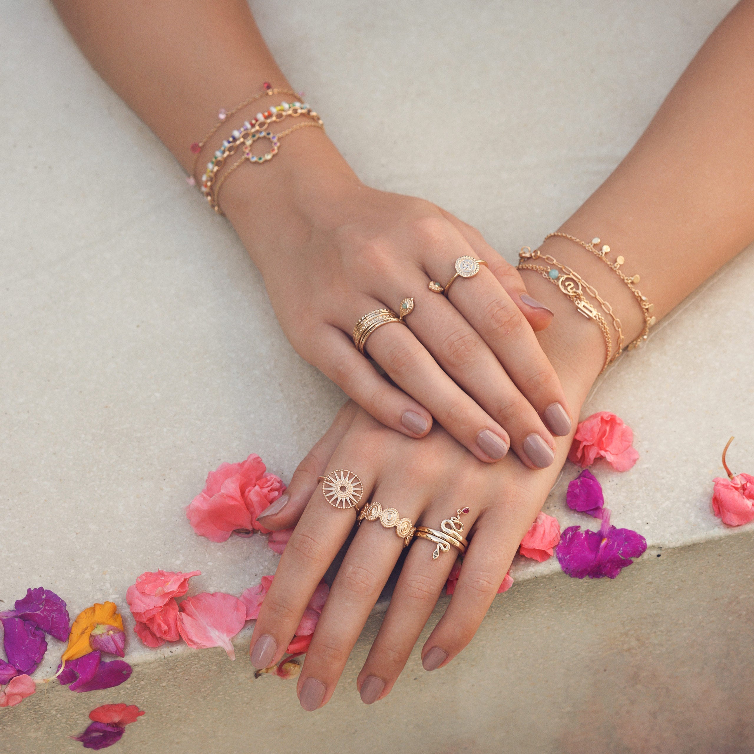 Bague dorée Inti avec pierre naturelle aventurine - Bijou porté