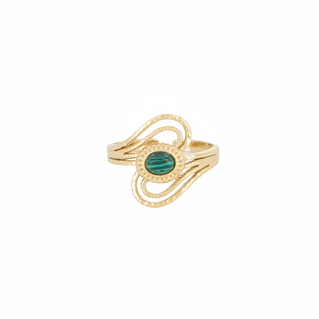 Bague ajustable dorée Izel malachite ornée d'une pierre naturelle - Bijou photographié sur fond blanc