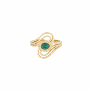 Bague ajustable dorée Izel malachite ornée d'une pierre naturelle - Bijou photographié sur fond blanc