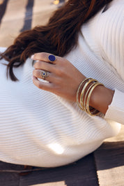 Bague ajustable dorée Izel sodalite ornée d'une pierre naturelle - Bijou porté
