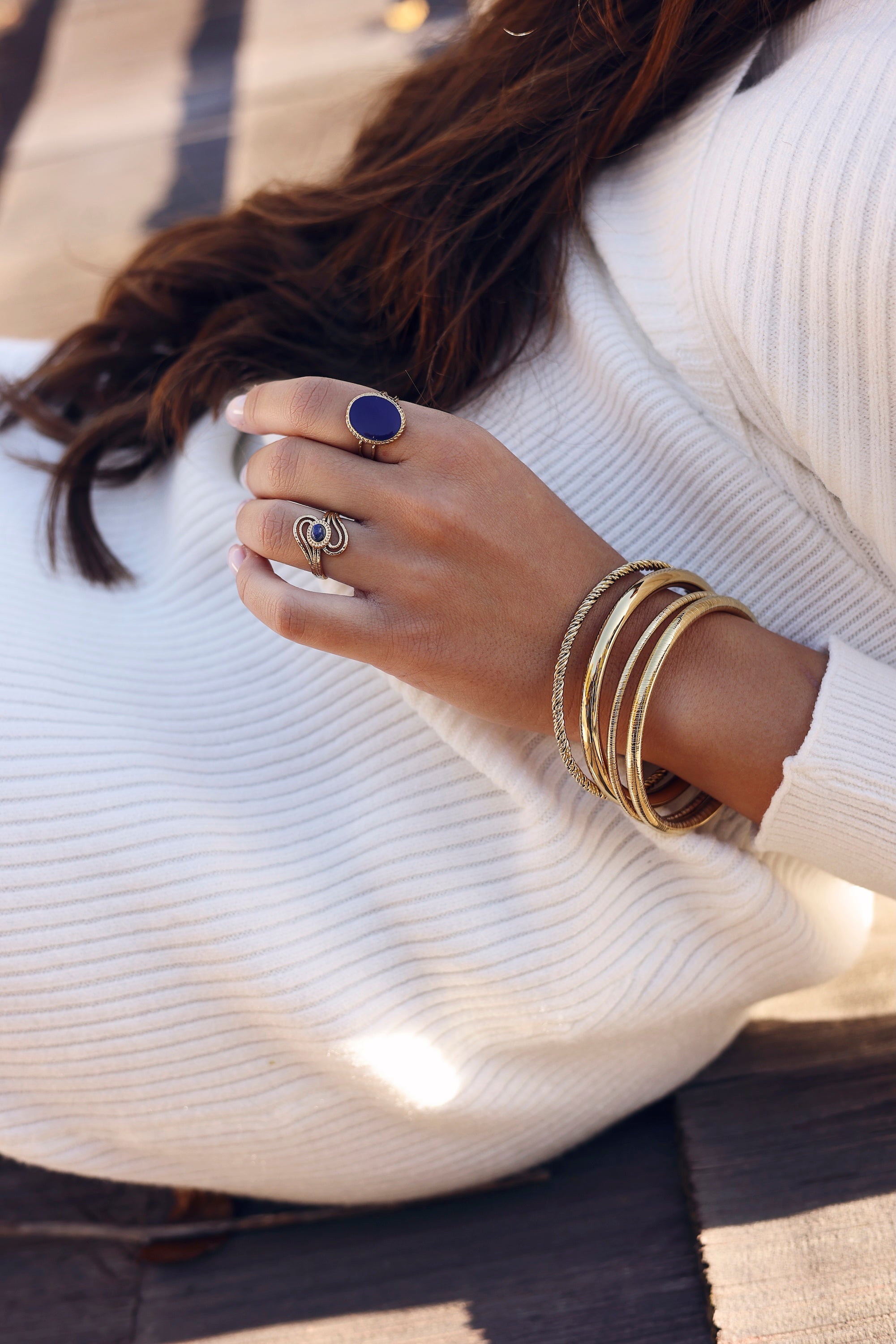 Bague ajustable dorée Izel sodalite ornée d'une pierre naturelle - Bijou porté