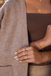 Bague dorée Jamila à motifs orientaux - Bijou porté