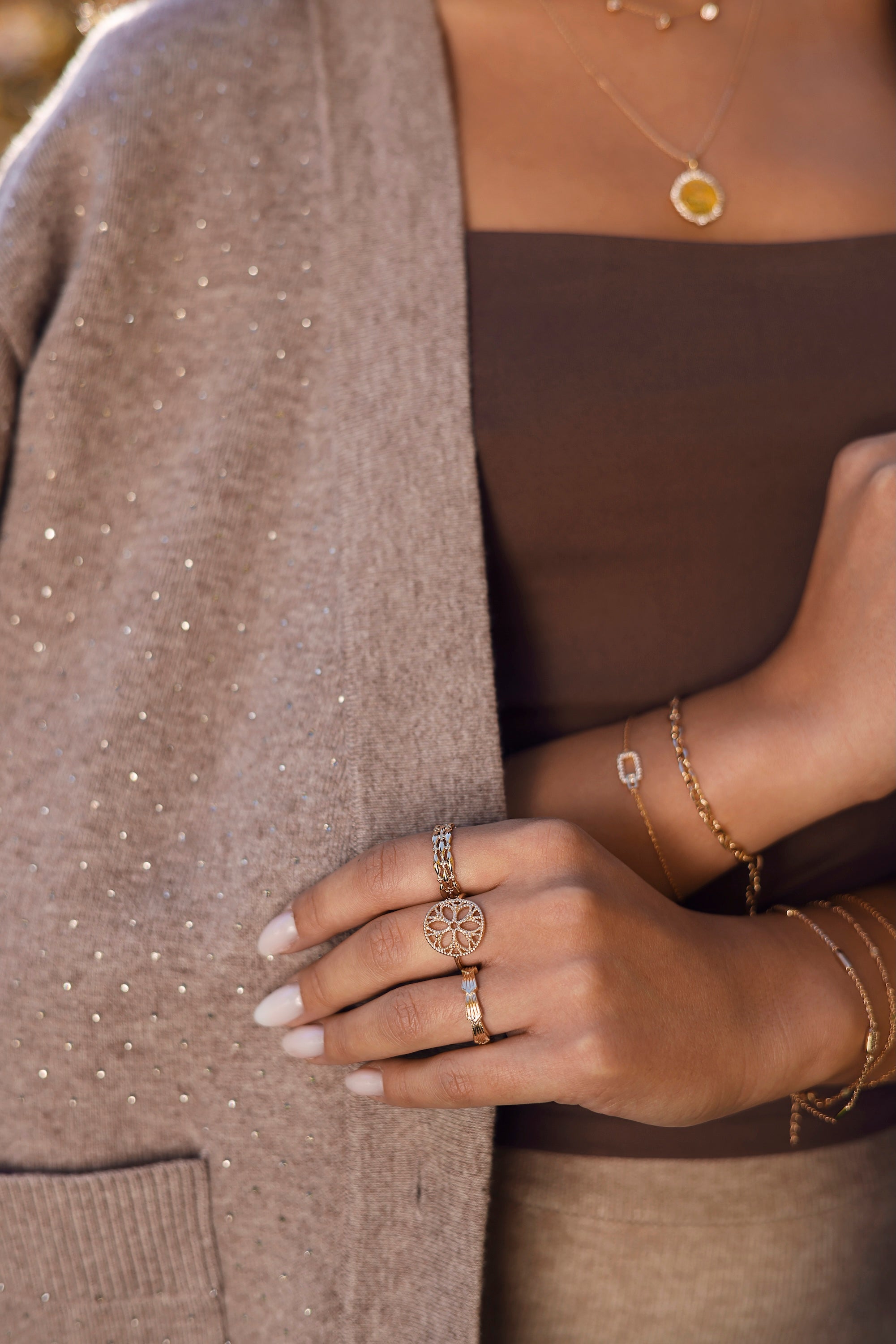 Bague dorée Jamila à motifs orientaux - Bijou porté