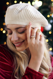 Bague dorée Janina striée ornée de zircons colorés - Bijou porté