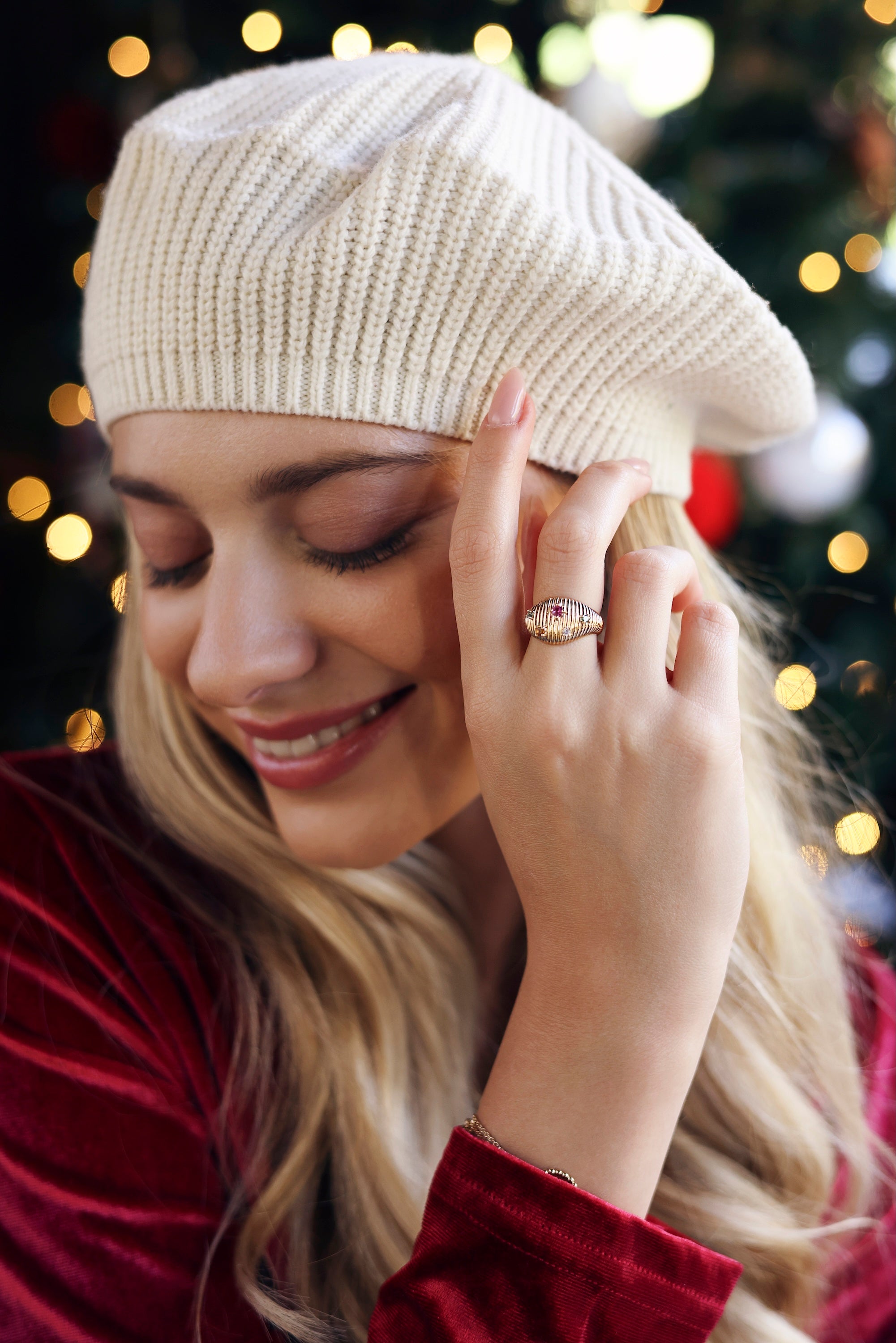 Bague dorée Janina striée ornée de zircons colorés - Bijou porté