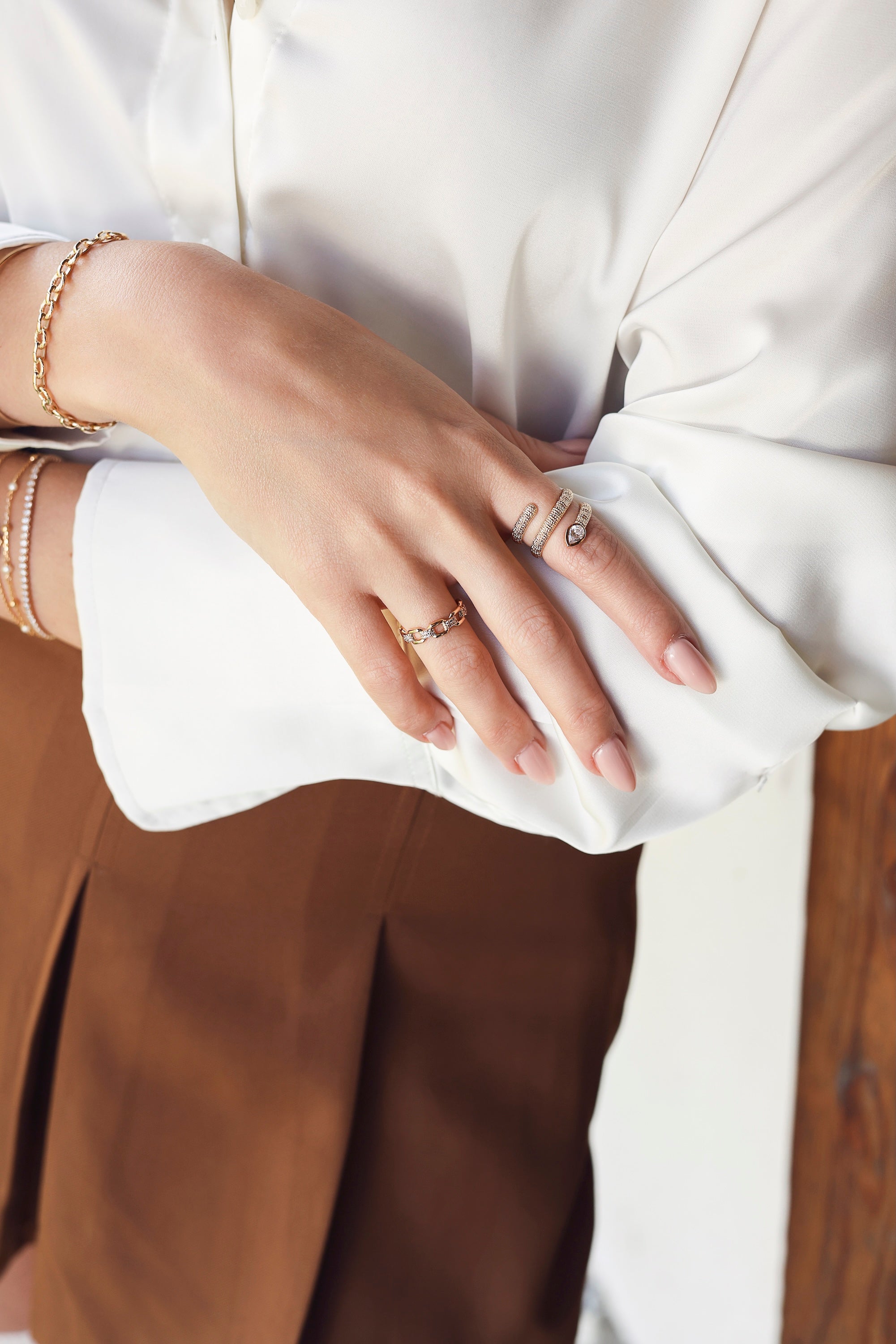 Bague dorée zircons JONAS - Bijou porté