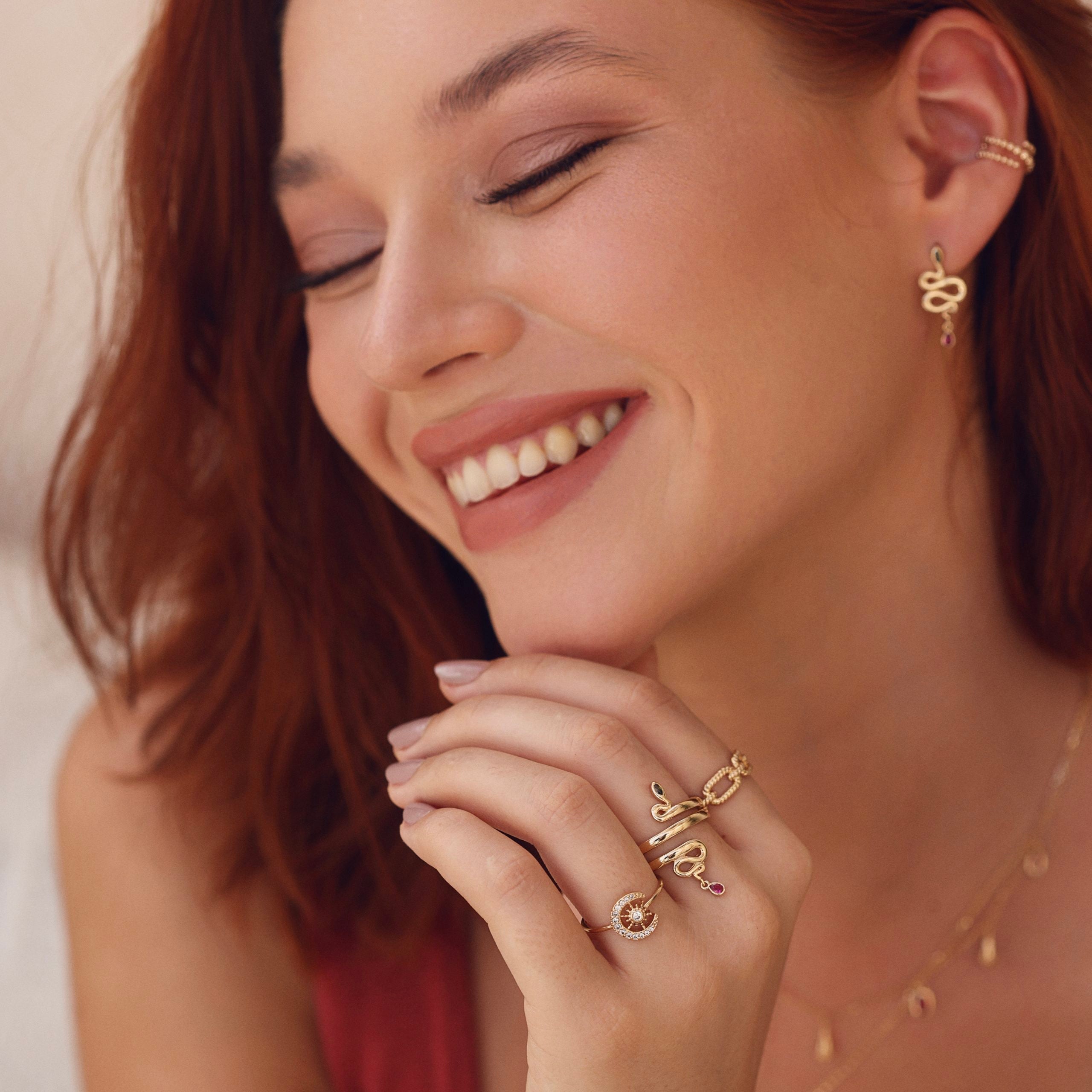Bague dorée serpent avec zircon vert et pendentif zircon rose - Bijou porté
