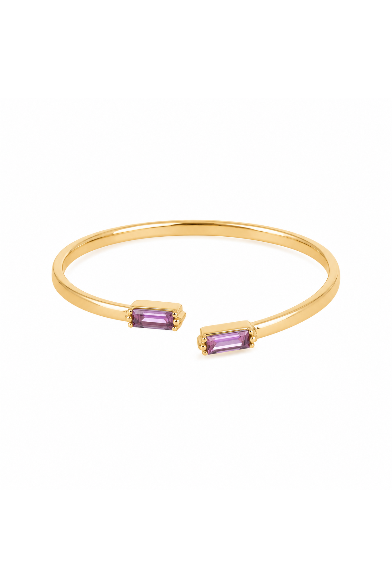 Bague dorée Loelia violet ajustable ornée de deux zircons rectangulaires - Bijou sur fond blanc