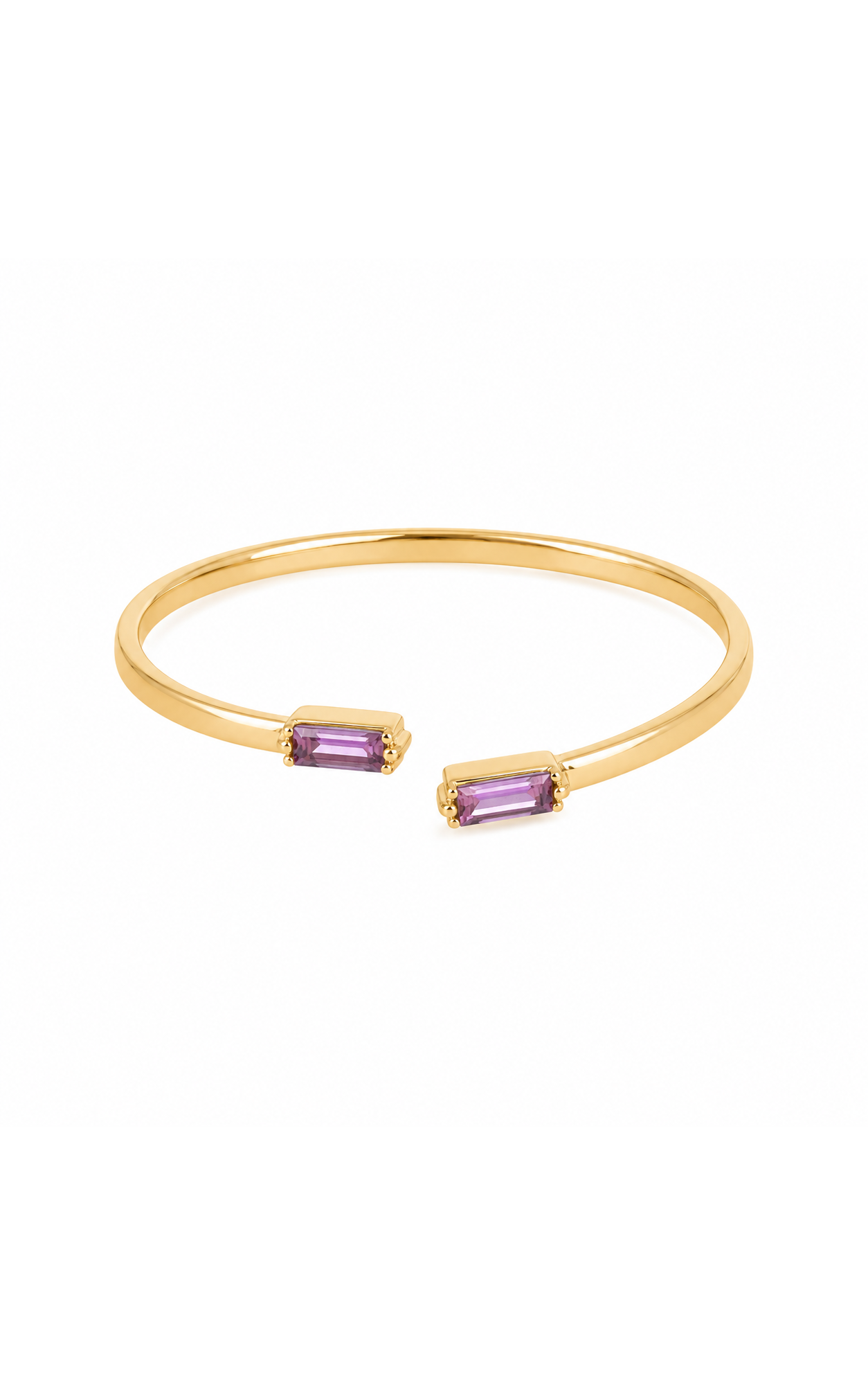 Bague dorée Loelia violet ajustable ornée de deux zircons rectangulaires - Bijou sur fond blanc