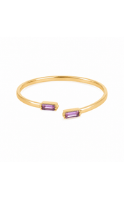 Bague dorée Loelia violet ajustable ornée de deux zircons rectangulaires - Bijou sur fond blanc