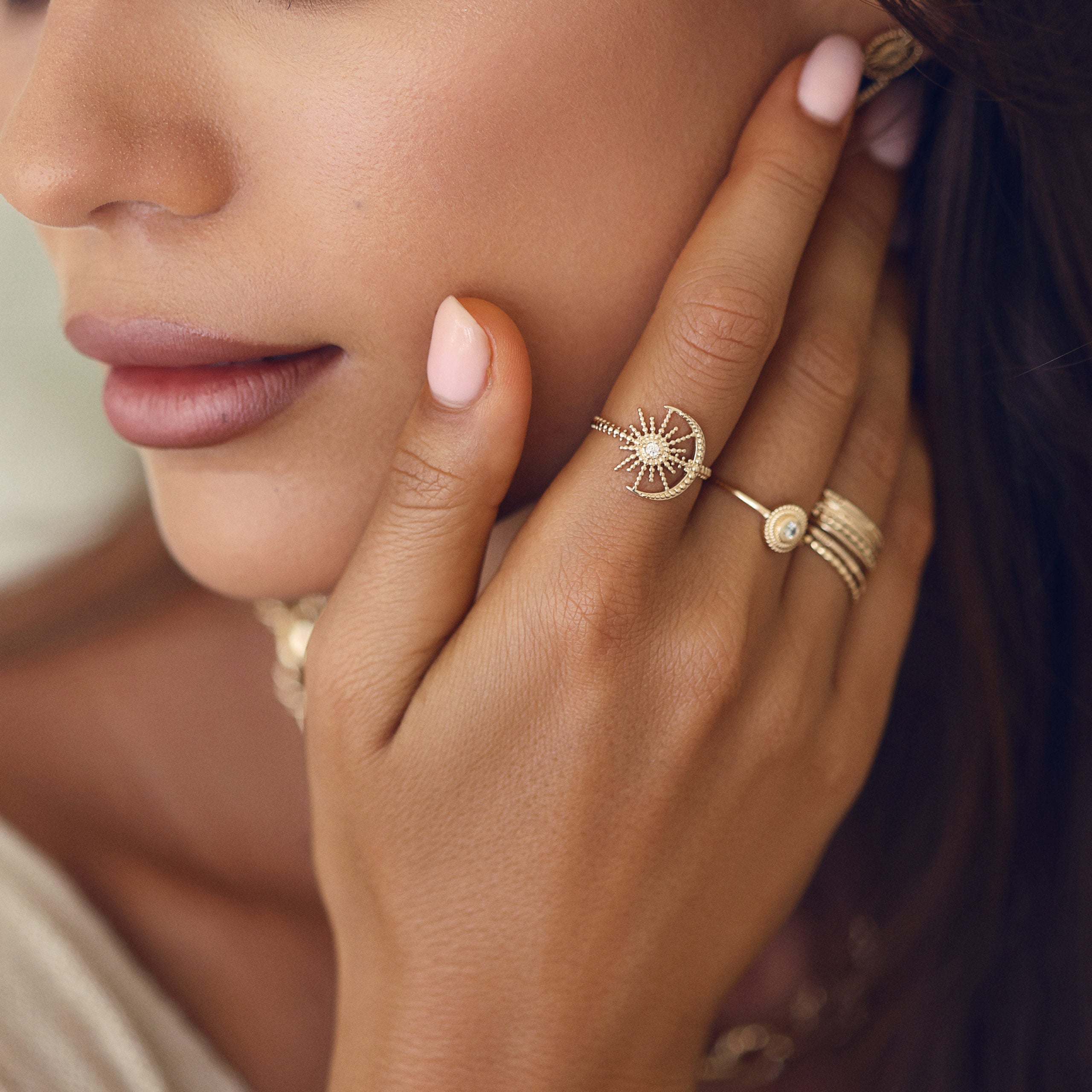 Bague dorée Lovina lune, soleil et zircon - Bijou porté