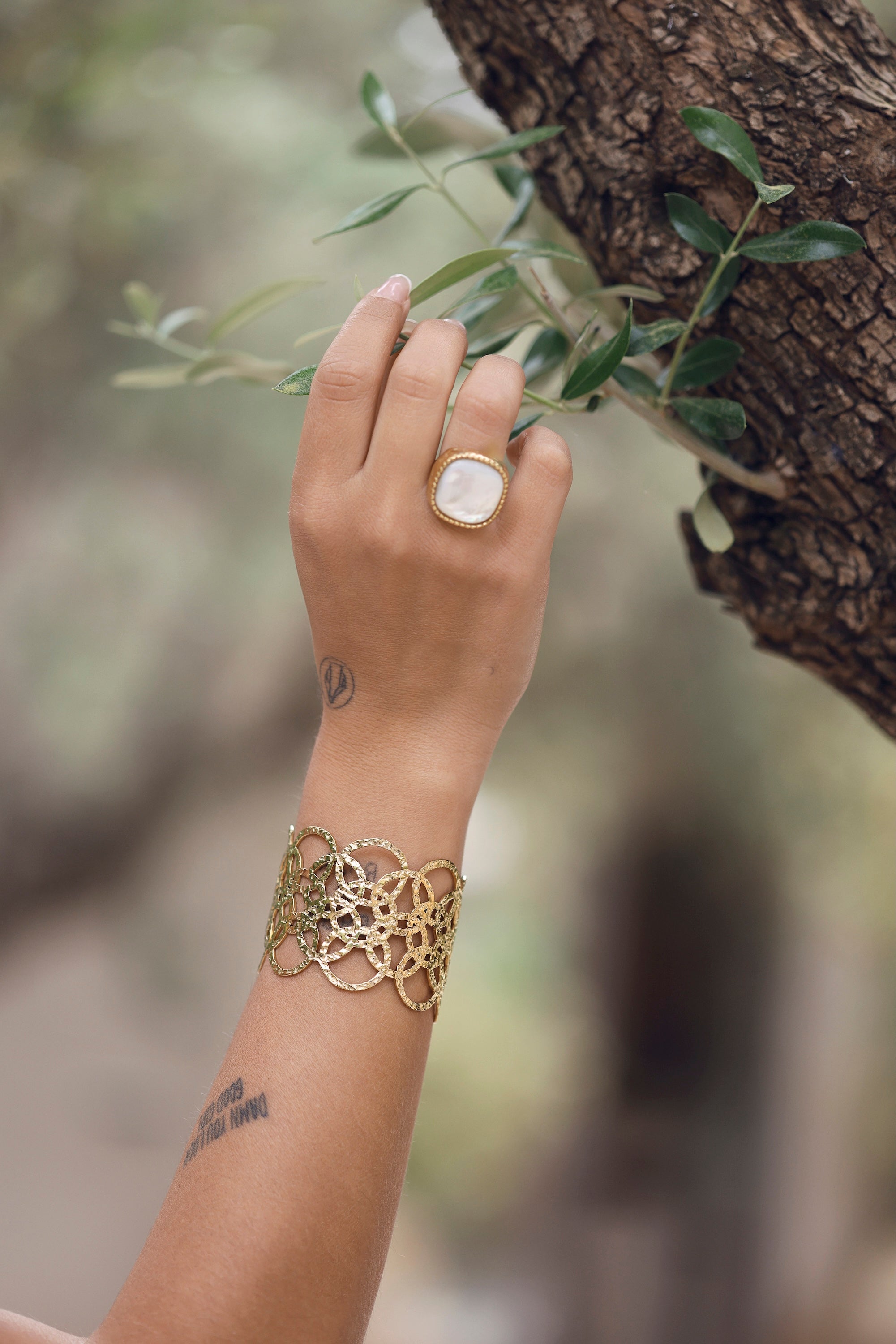 Bague dorée Lylou nacre ajustable ornée d'une grosse pierre carrée au bords arrondis - Bijou porté