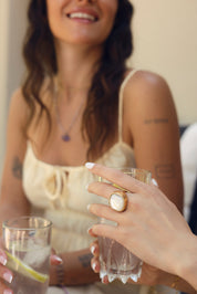 Bague dorée Lylou nacre ajustable ornée d'une grosse pierre carrée au bords arrondis - Bijou porté