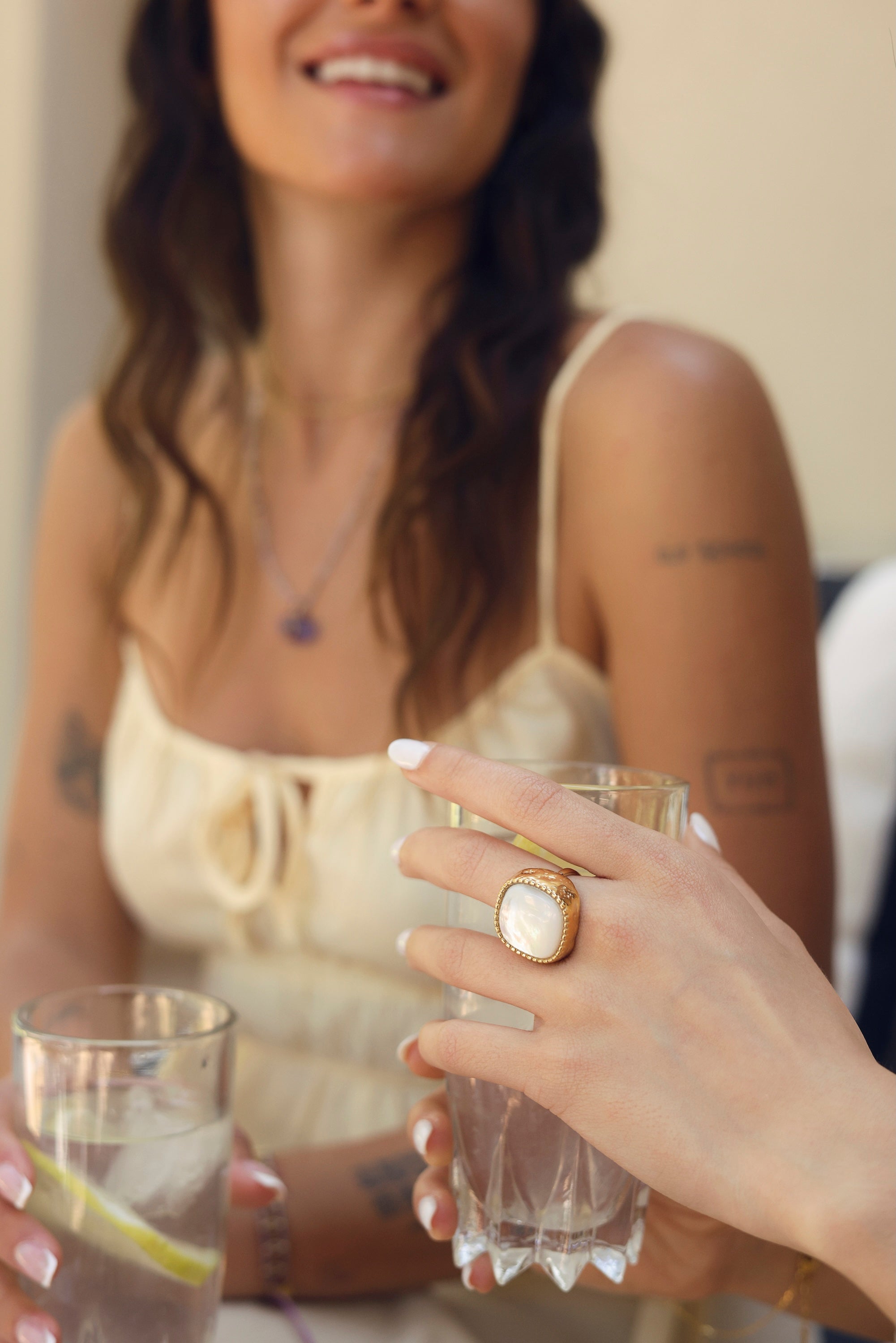 Bague dorée Lylou nacre ajustable ornée d'une grosse pierre carrée au bords arrondis - Bijou porté