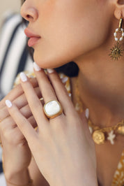 Bague dorée Lylou nacre ajustable ornée d'une grosse pierre carrée au bords arrondis - Bijou porté
