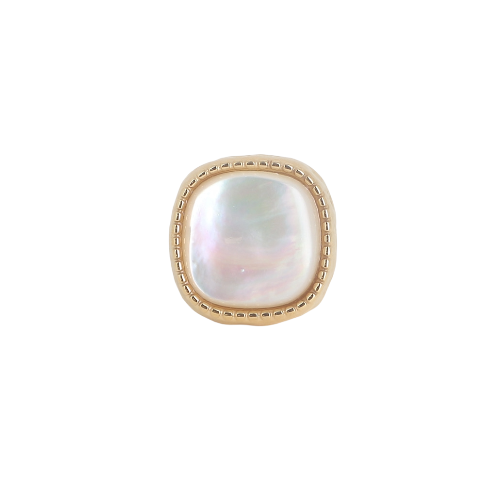 Bague dorée Lylou nacre ajustable ornée d'une grosse pierre carrée au bords arrondis - Bijou sur fond blanc
