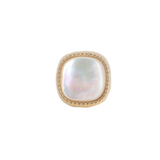 Bague dorée Lylou nacre ajustable ornée d'une grosse pierre carrée au bords arrondis - Bijou sur fond blanc