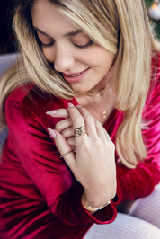 Grosse bague dorée Manoa avec un nœud - Bijou porté