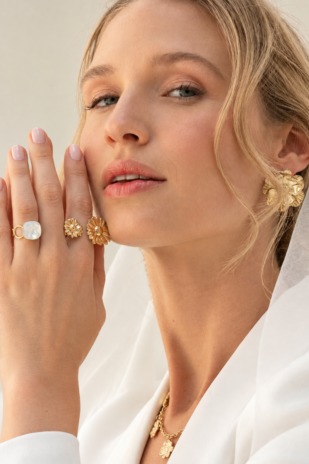 Bague dorée ornée de deux fleurs marguerites - Bijou porté