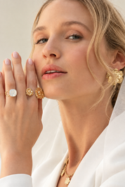 Bague dorée ornée de deux fleurs marguerites - Bijou porté