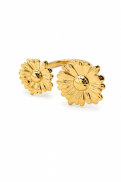 Bague dorée ornée de deux fleurs marguerites - Bijou sur fond blanc