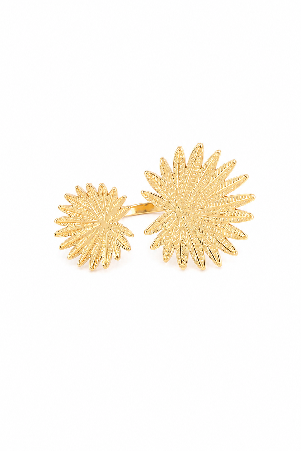 Bague dorée feuilles Marylou - Bijou sur fond blanc