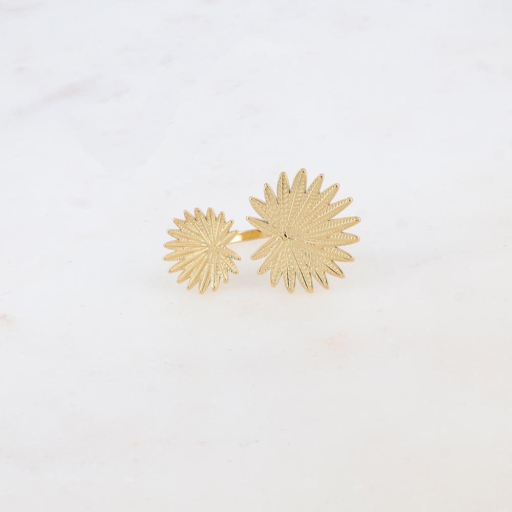 Bague dorée feuilles Marylou - Bijou photographié sur fond beige