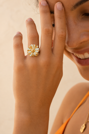 Bague dorée fleur Masy - Bijou porté