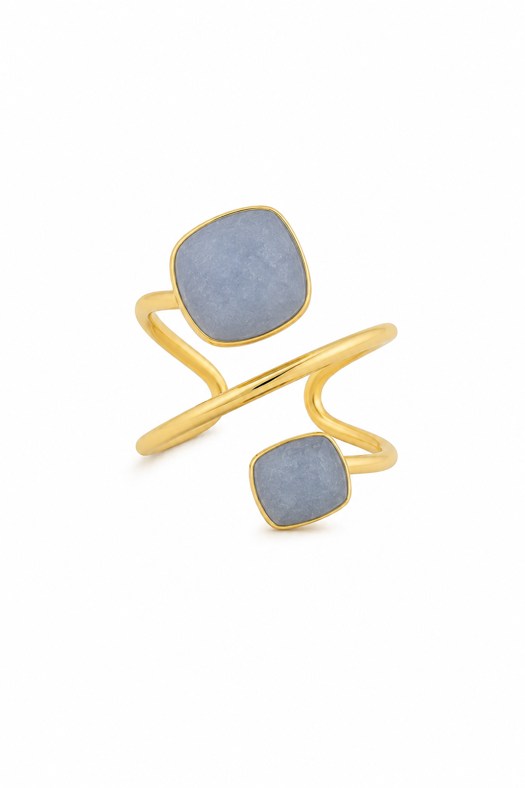 Bague dorée Nessa Aventurine Bleue - Bijou sur fond blanc
