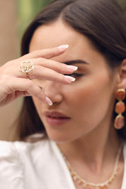 Bague dorée Oria ajustable ornée d'une fleur - Bijou porté